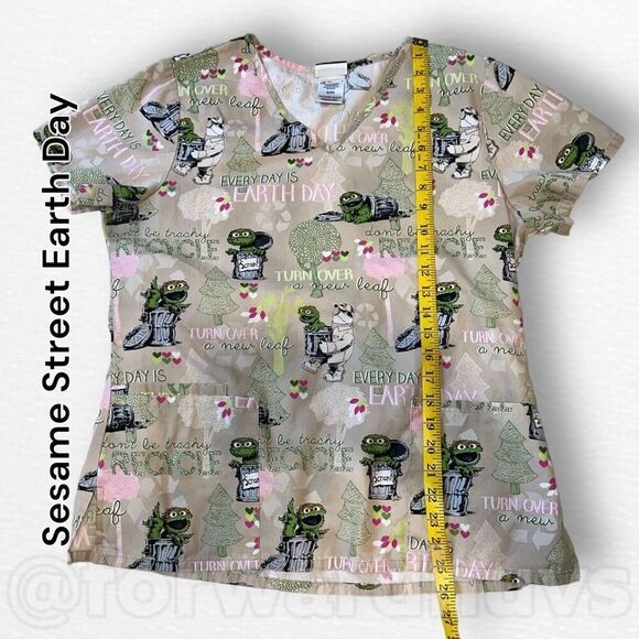 Oscar the Grouch Sesame Street Earth Day Scrub Top Size Small - Picture 8 of 11